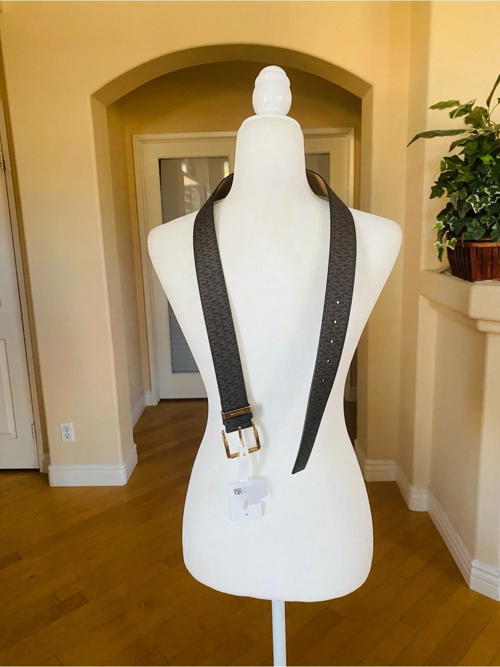 Michael Kors signature mk